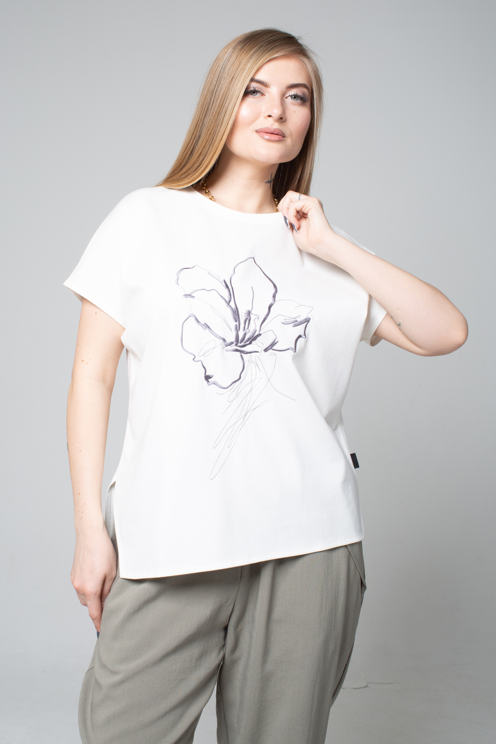 Джемпер женский с вышивкой Цветок весна белый