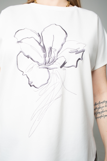 Джемпер женский с вышивкой Цветок весна белый