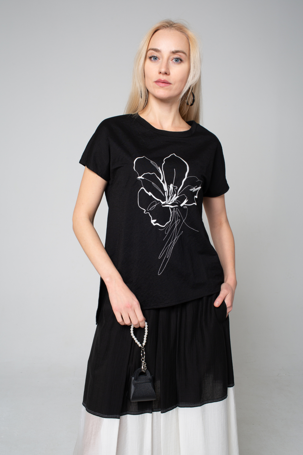 Джемпер женский с вышивкой Цветок весна чёрный