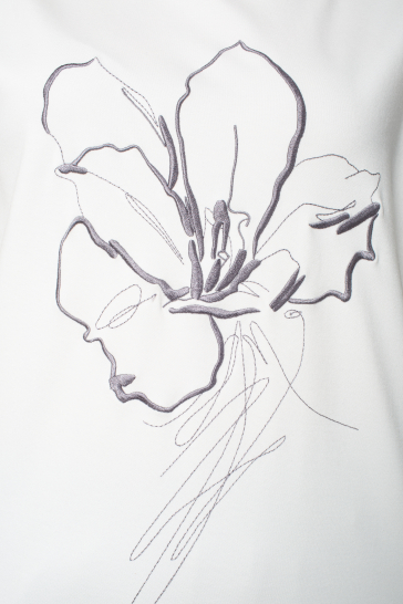 Джемпер женский с вышивкой Цветок весна белый