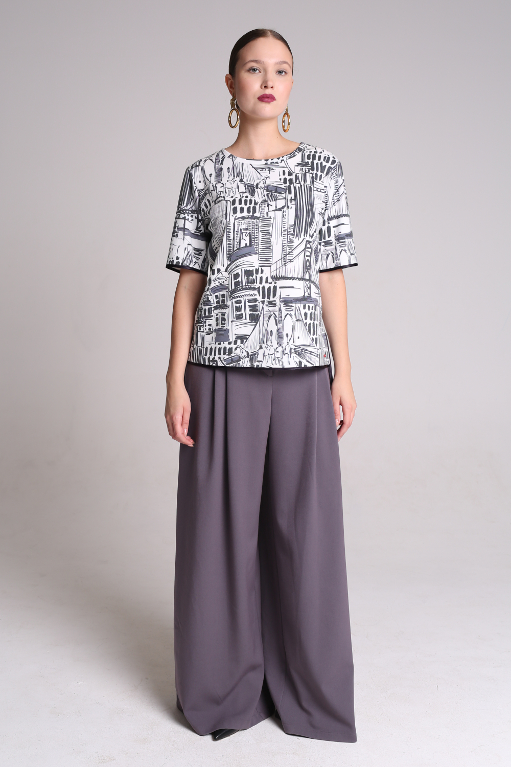 Джемпер-футболка женский Город белый, фиолетовый с коротким рукавом